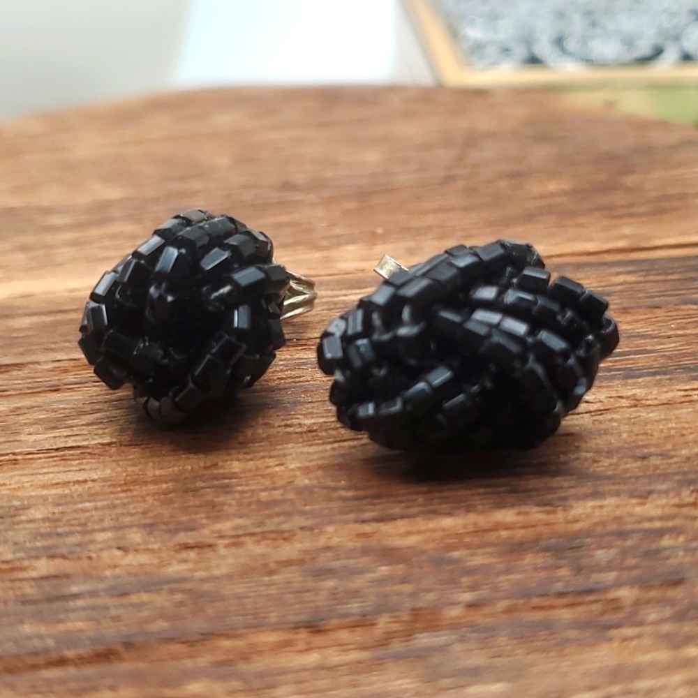 Black seed beaded artsy clip ok vintage earrings E295